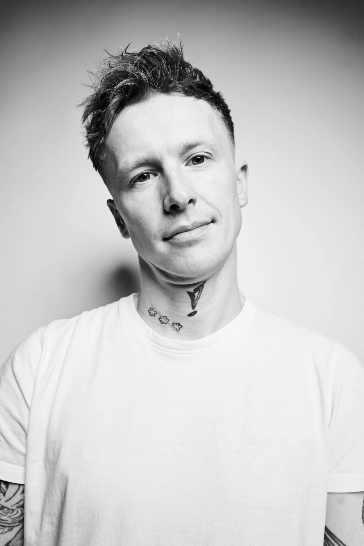 Czarno-biały portret wykonany w studio