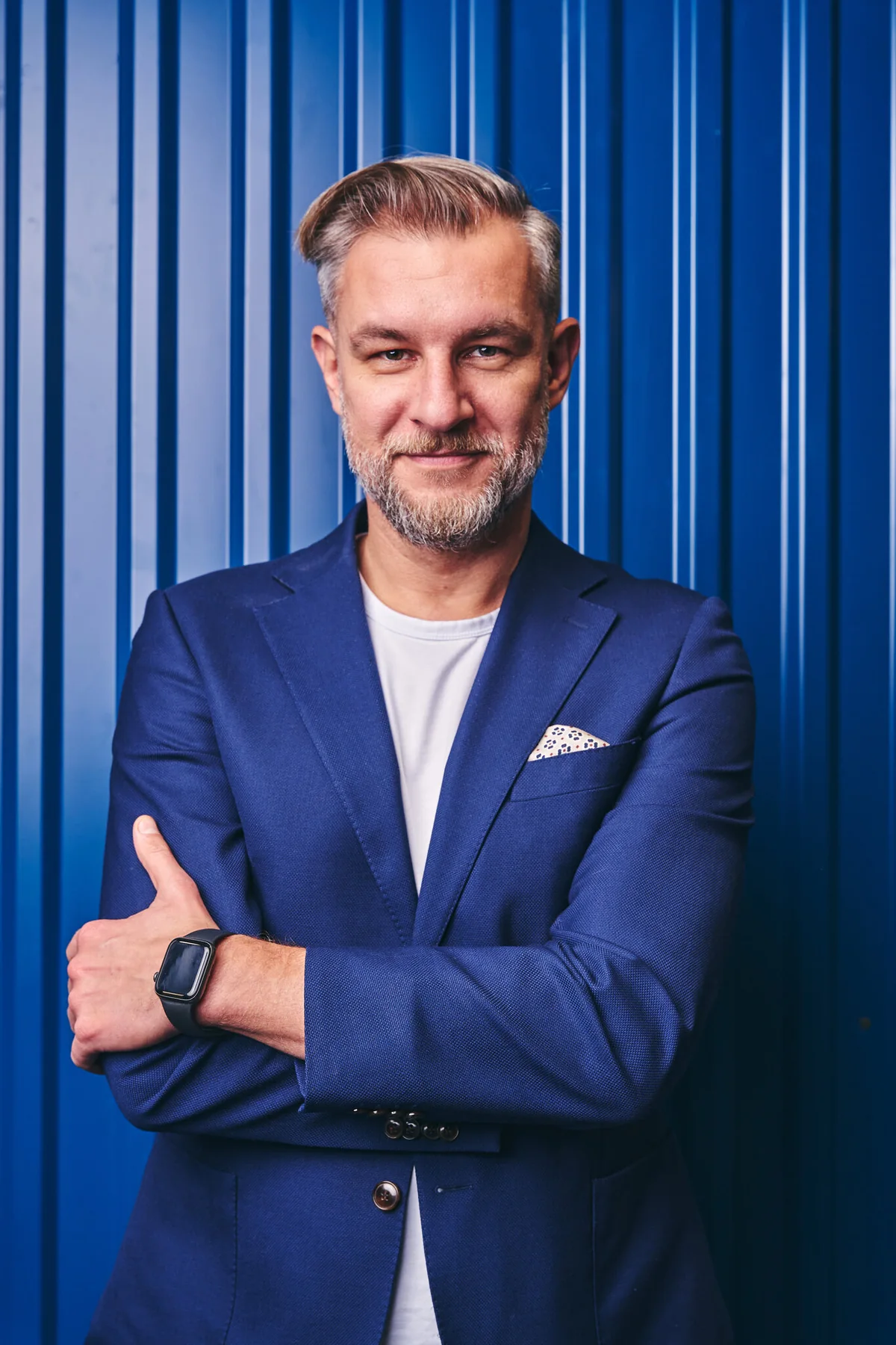 Biznesowy portret na niebieskim tle