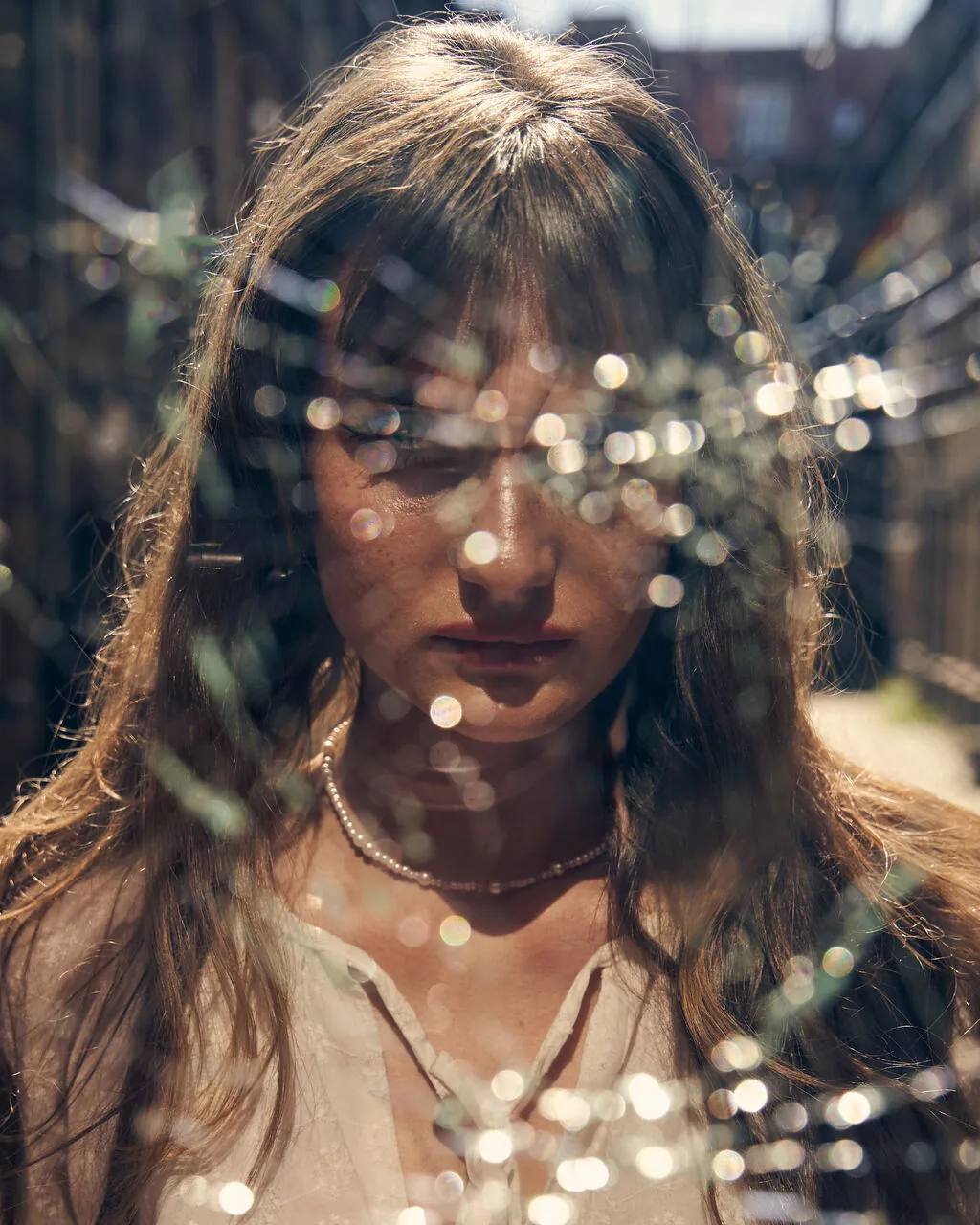 Kobiecy portret z refleksami światła