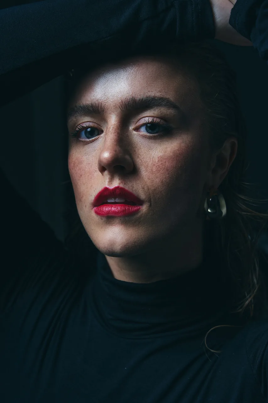 Artystyczny kobiecy portret w ciemnym świetle