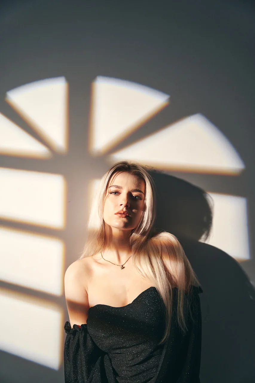 Kobiecy portret w świetle okna