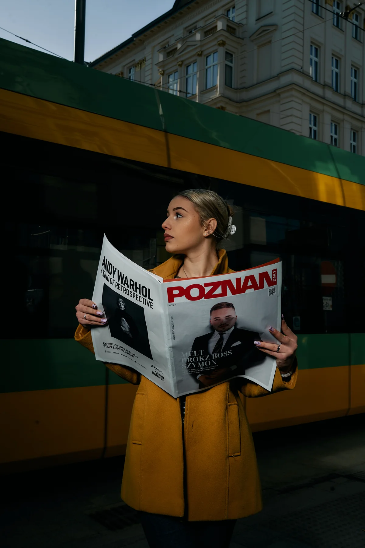 Miejski portret z gazetą