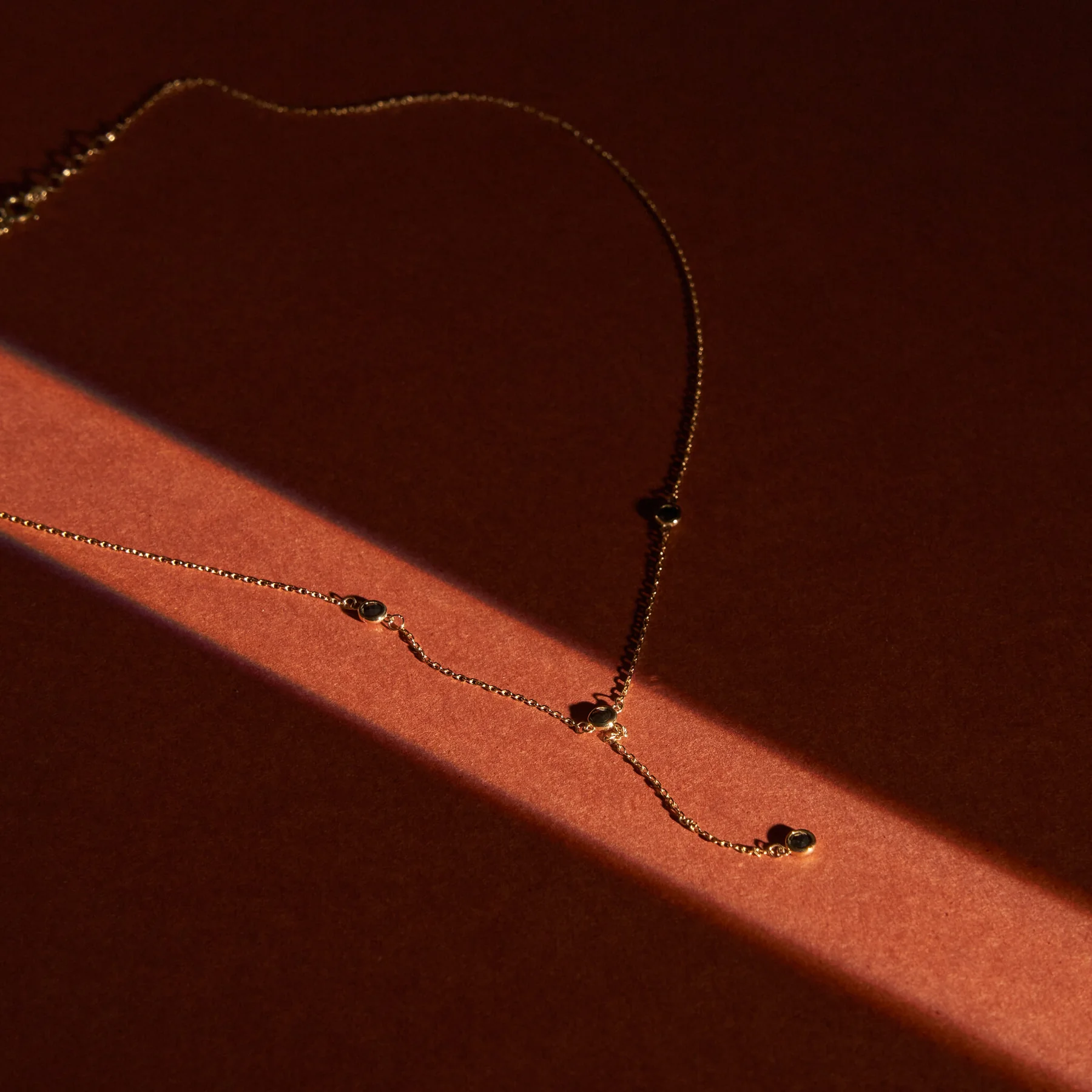 Minimalistyczna fotografia biżuterii